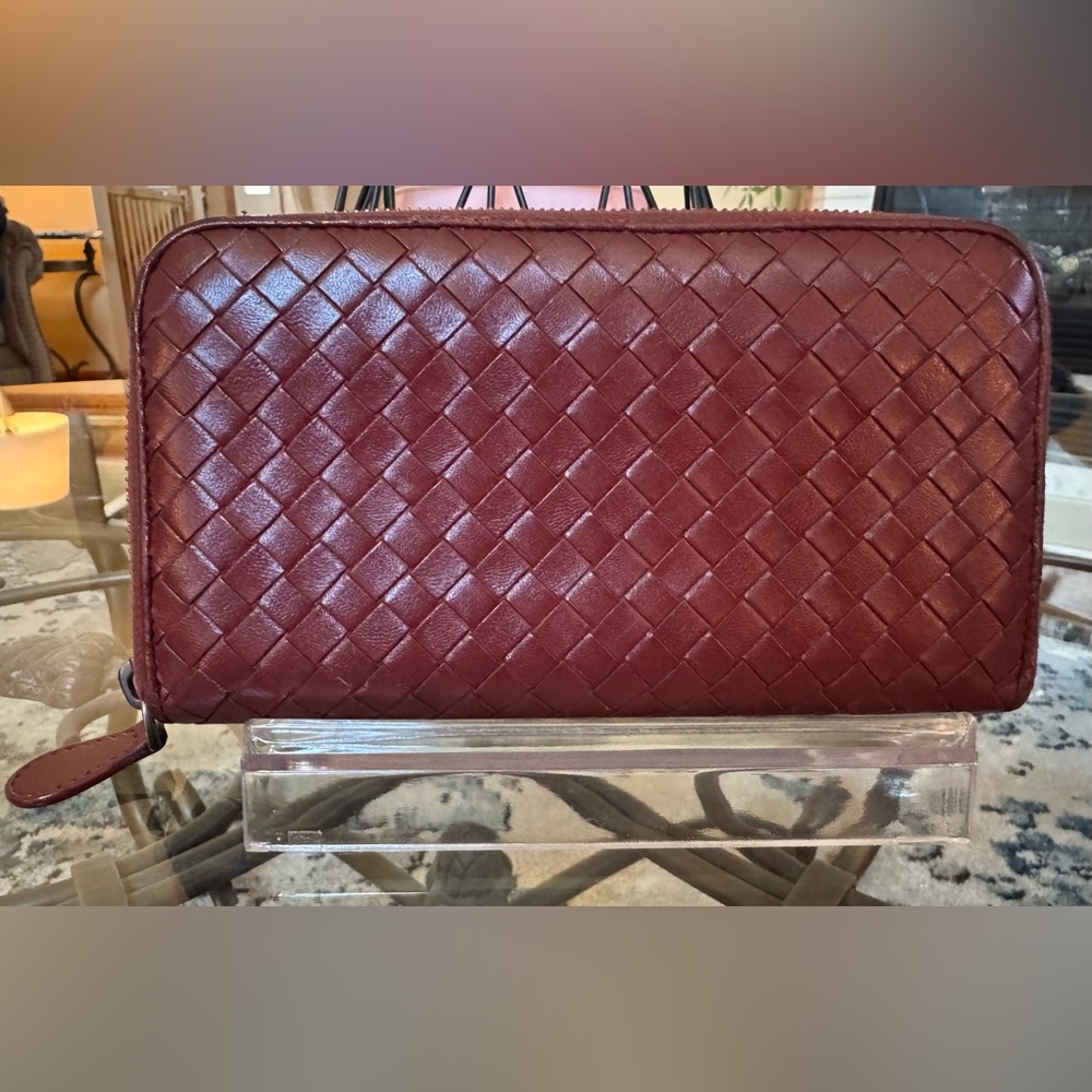 🚨SOLD🚨BOTTEGA VENETTA Intrecciato Zip
Around Wallet EUC